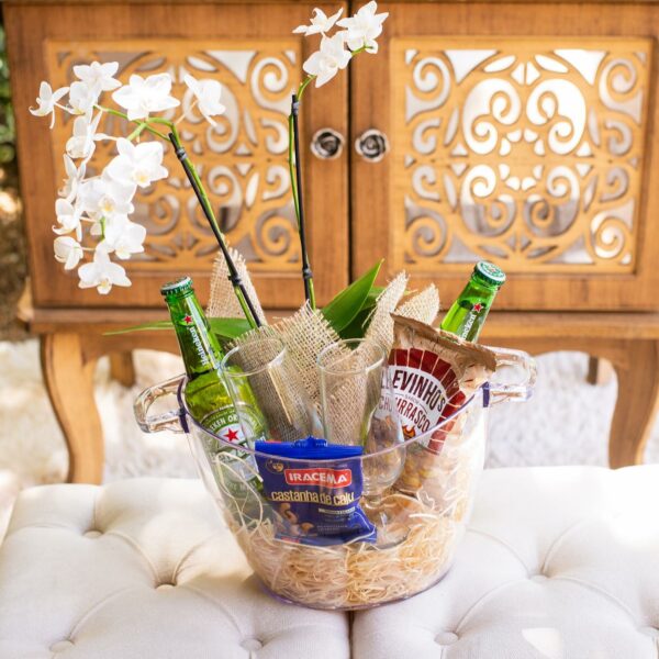 Baldinho de Gelo com Orquídea, Taças, Cerveja e Petiscos